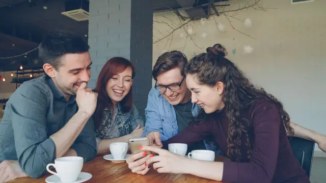 Amigos riendo en un café