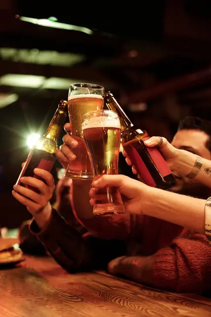 Brindis con cerveza en un bar