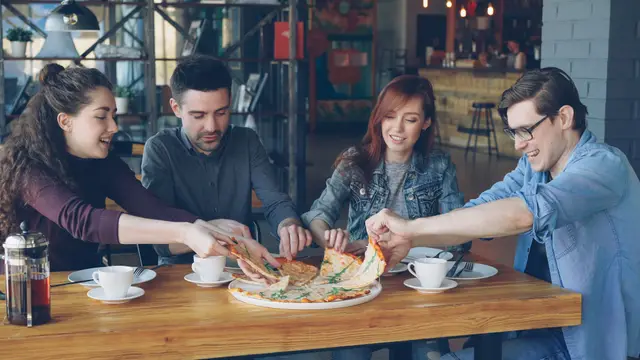 Amigos compartiendo una pizza