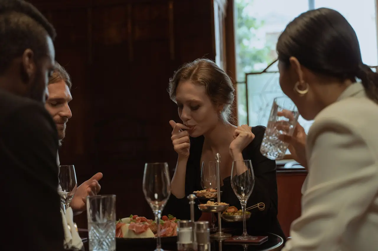 Amigos comiendo en un restaurante elegante